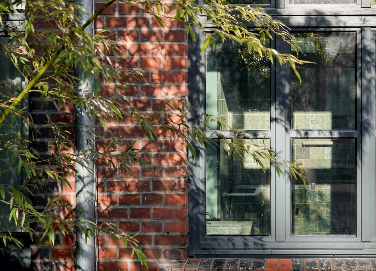 Hotel Sly Berlín Exterior foto A window in the house