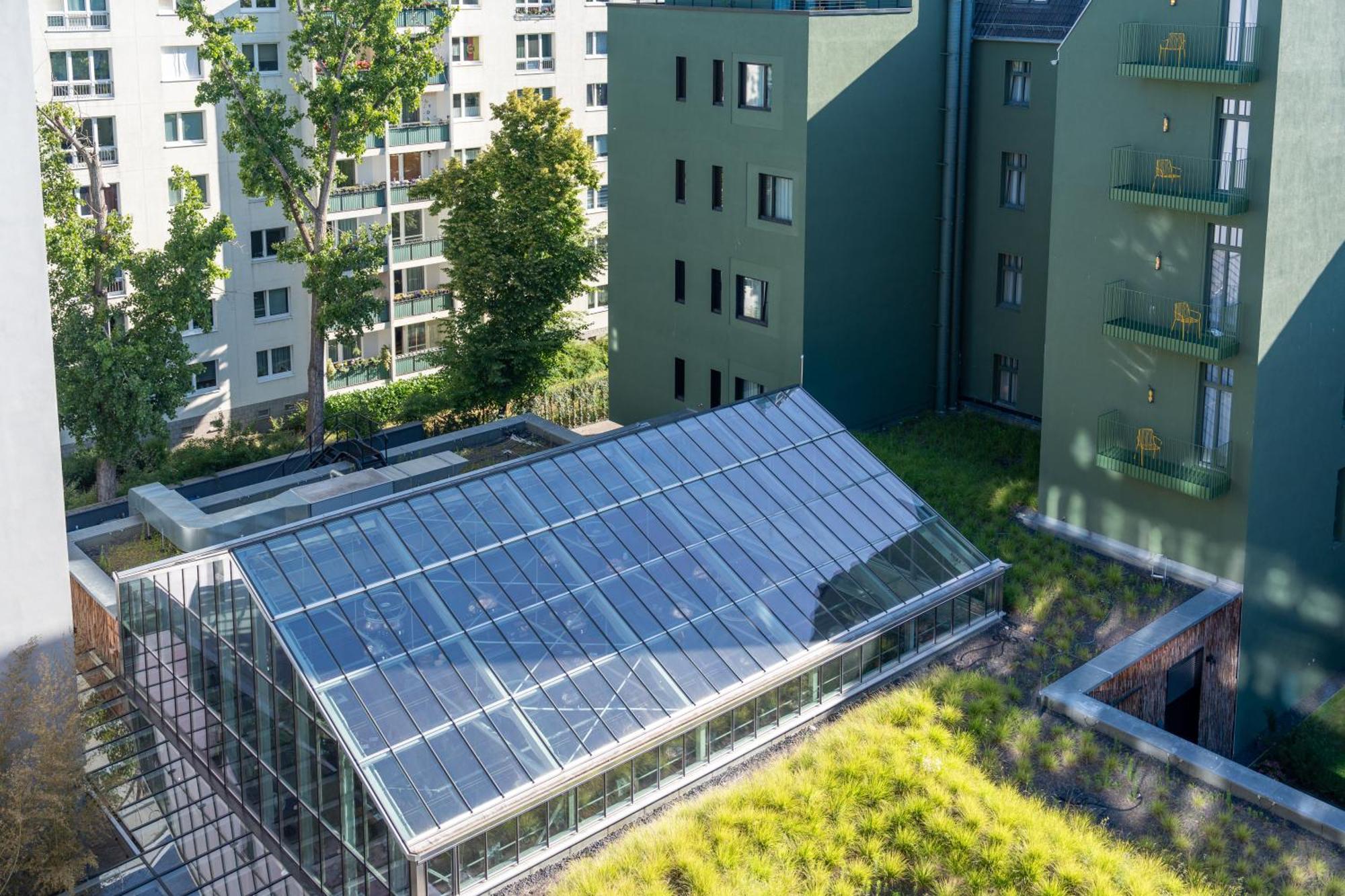 Hotel Sly Berlín Exterior foto Solar collectors on a green roof